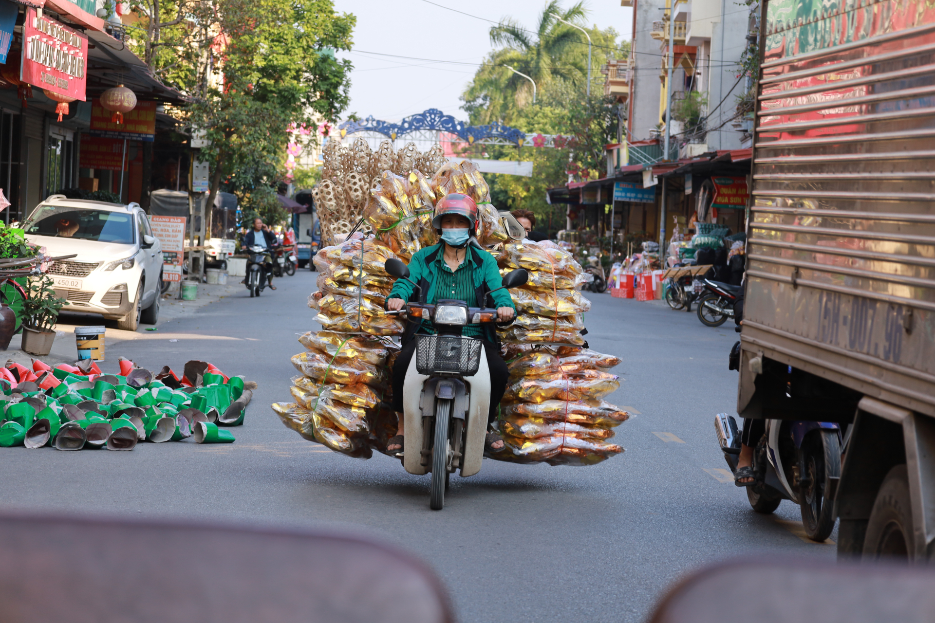Không khí nhộn nhịp hối hả buôn bán, vận chuyển của người dân xã Song Hồ, Thuận Thành, Bắc Ninh. (Ảnh: Bích Lộc)
