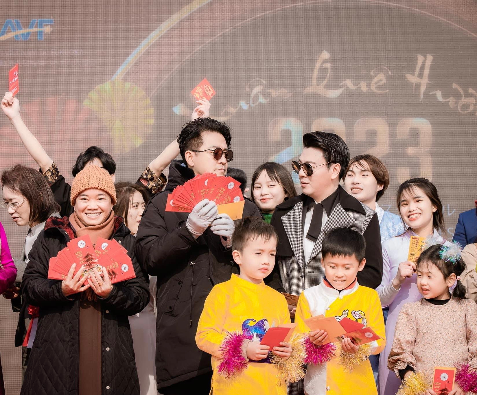 Sư cô Thích Tâm Trí cùng các nghệ sĩ Việt Nam lì xì cho các em nhỏ tại chương trình.