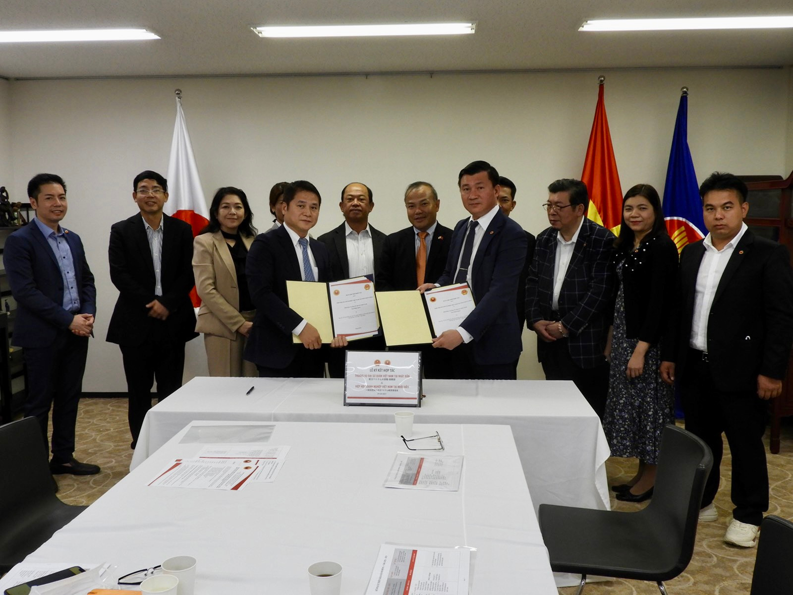 Lễ ký kết giữa Thương vụ ĐSQ Việt Nam tại Nhật Bản và Hiệp hội Doanh nghiệp Việt Nam tại Nhật Bản.