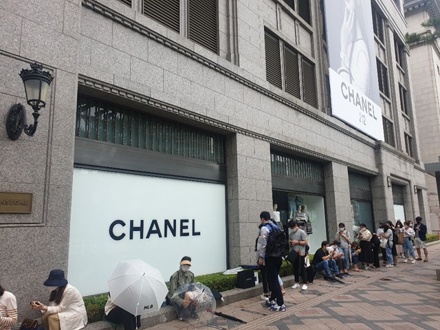 Khách hàng xếp hàng dài trước cửa hàng Chanel trước tin đồn tăng giá, trong những vị khách này có không ít người là 