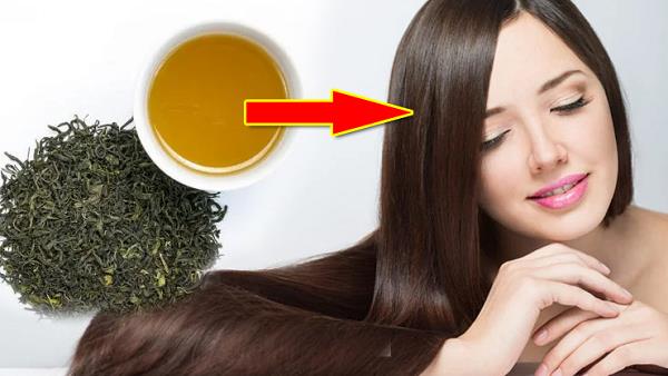 Nước trà là cách trị tóc dầu bết dính hiệu quả.