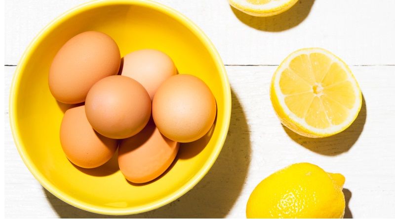 Trứng gà kết hợp với chanh sẽ tạo nên hỗn hợp loại bỏ dầu bẩn trên tóc rất tốt.