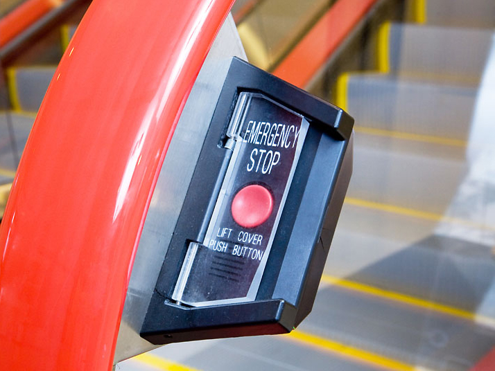 Hãy nhớ đến nút đỏ bên cạnh thang máy trong trường hợp khẩn cấp.