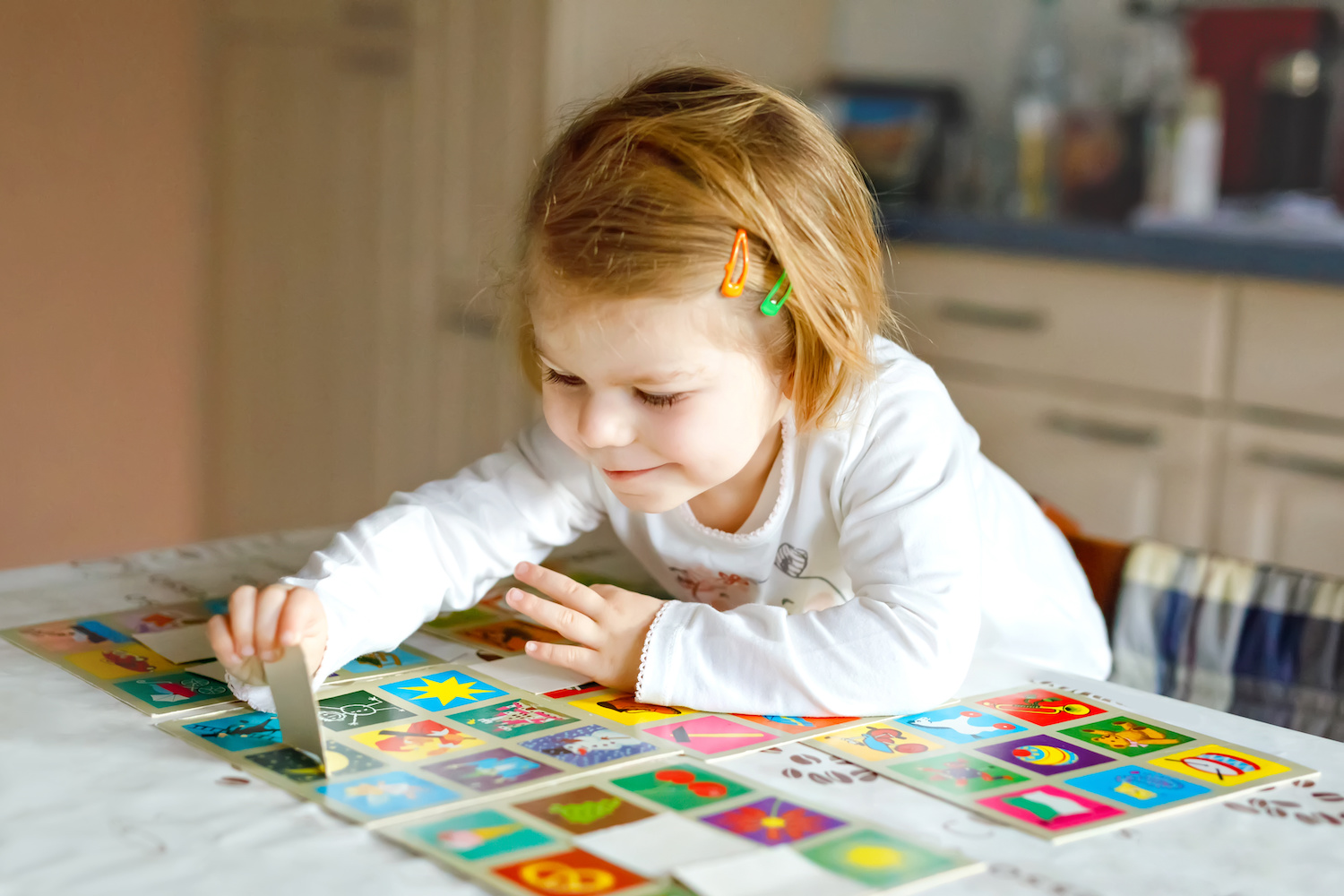 Trẻ nhớ nhanh hơn khi tiếp xúc với những hình ảnh, màu sắc.