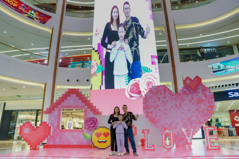 Vincom Mega Mall Smart City và Vincom Mega Mall Ocean Park với góc trang trí hồng cá tính, độc đáo là điểm chụp ảnh yêu thích của gia đình và các cặp đôi. Ảnh: Vingroup