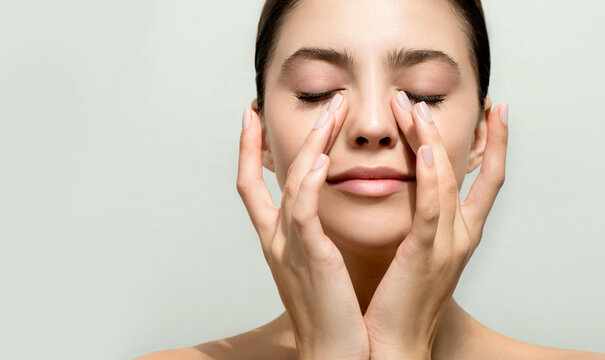Massage mí mắt giúp kích thích lông mi phát triển nhanh hơn. Ảnh: Adobe Stock
