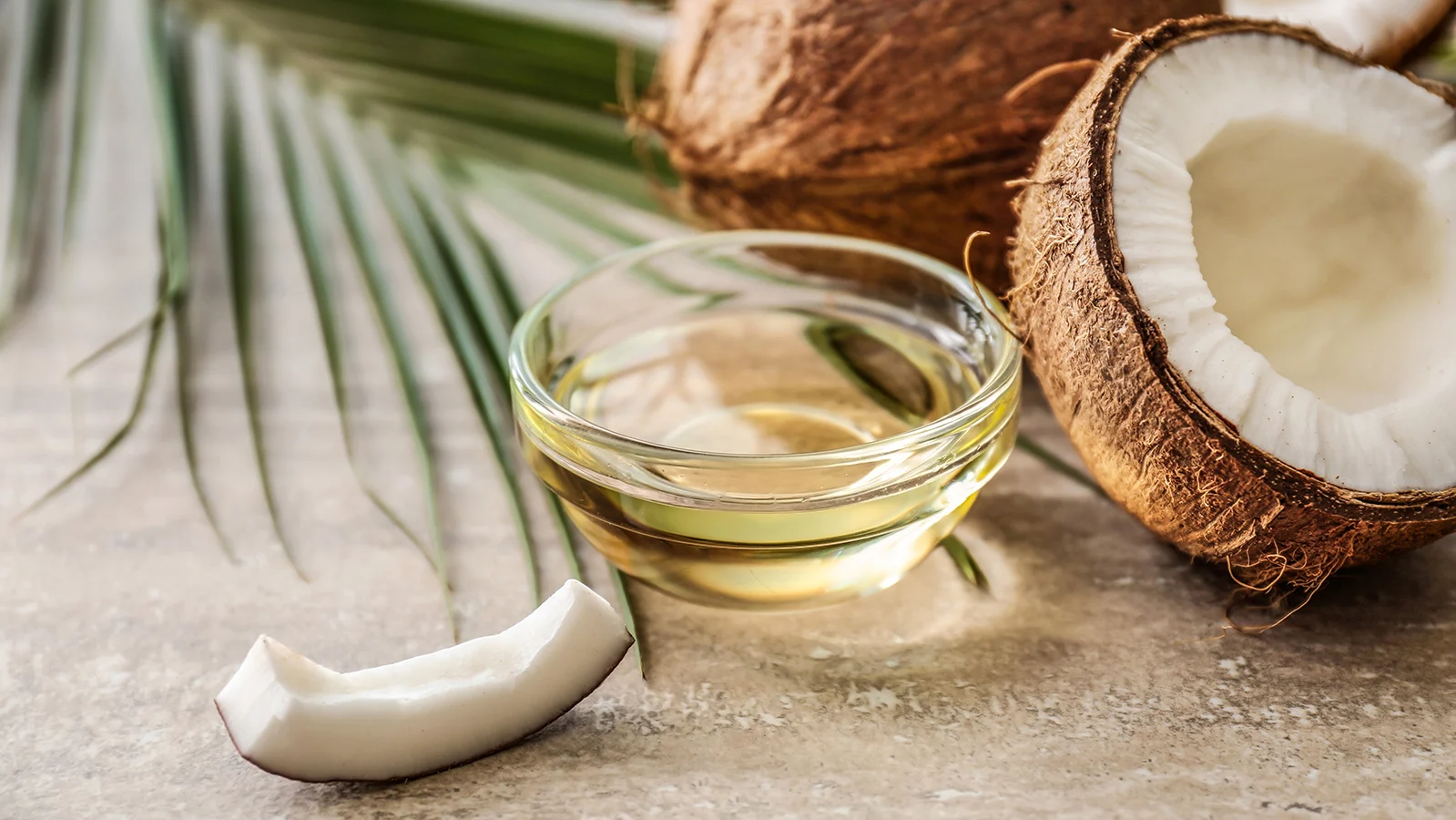 Vitamin E và triglycerides trong dầu dừa hỗ trợ lông mi mọc dài nhanh. Ảnh: Plant Based News