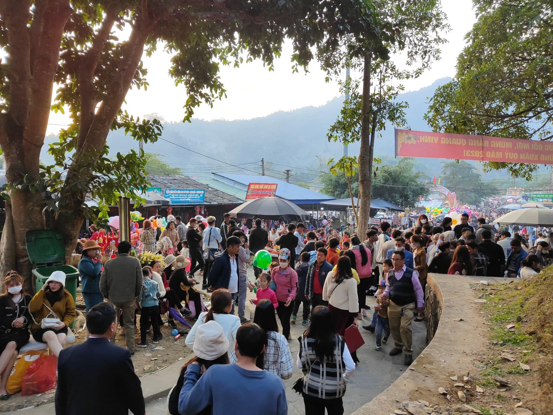 Lễ hội Lồng Tồng thu hút đông đảo du khách tới tham quan, vui chơi