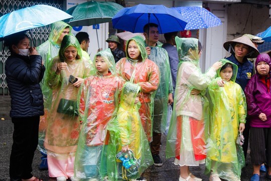 Nhiều du khách mặc áo mưa tham gia Hội Lim