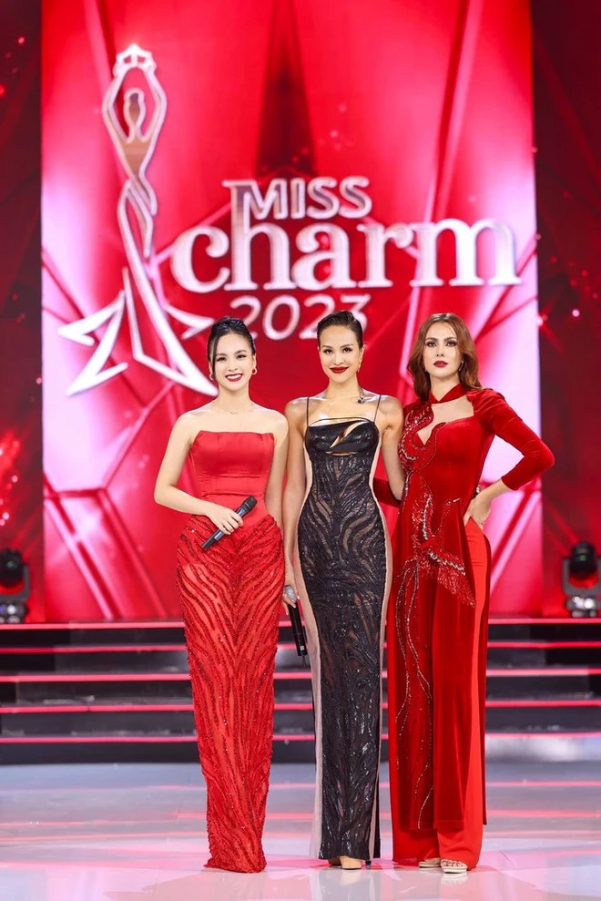 Rút lui khỏi vị trí đại diện Việt Nam ở Miss Charm, Quỳnh Nga trở thành MC dẫn dắt chương trình bằng 100% tiếng Anh