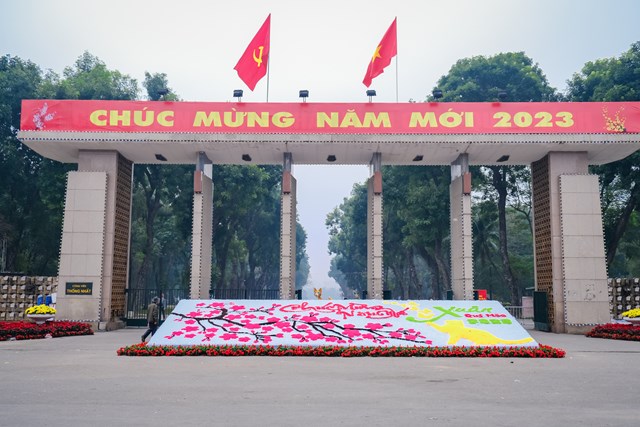 Tuy nhiên, một số địa điểm như Công viên Thống Nhất, Cột cờ Hà Nội vắng lặng trong ngày đầu năm