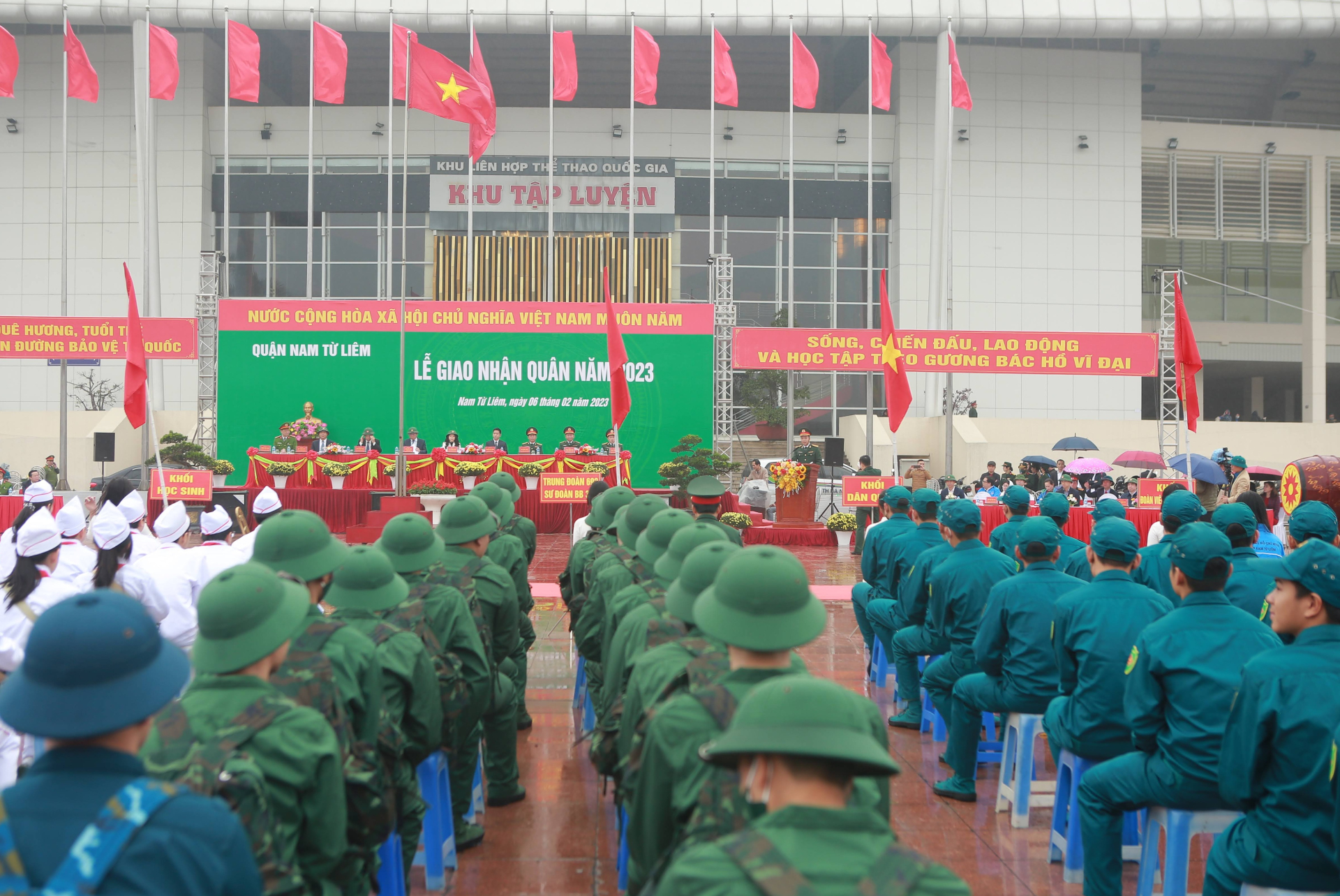 Vào 8h sáng, tại địa điểm giao nhận quân ở Sân Vận động Mỹ Đình, quận Nam Từ Liêm (Hà Nội) các lực lượng đã bắt đầu tiến hành buổi lễ