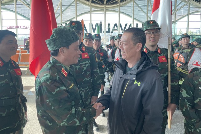Đại sứ Việt Nam tại Thổ Nhĩ Kỳ Đỗ Sơn Hải tiễn đoàn cứu hộ, cứu nạn QĐND Việt Nam về nước tại sân bay Hatay.