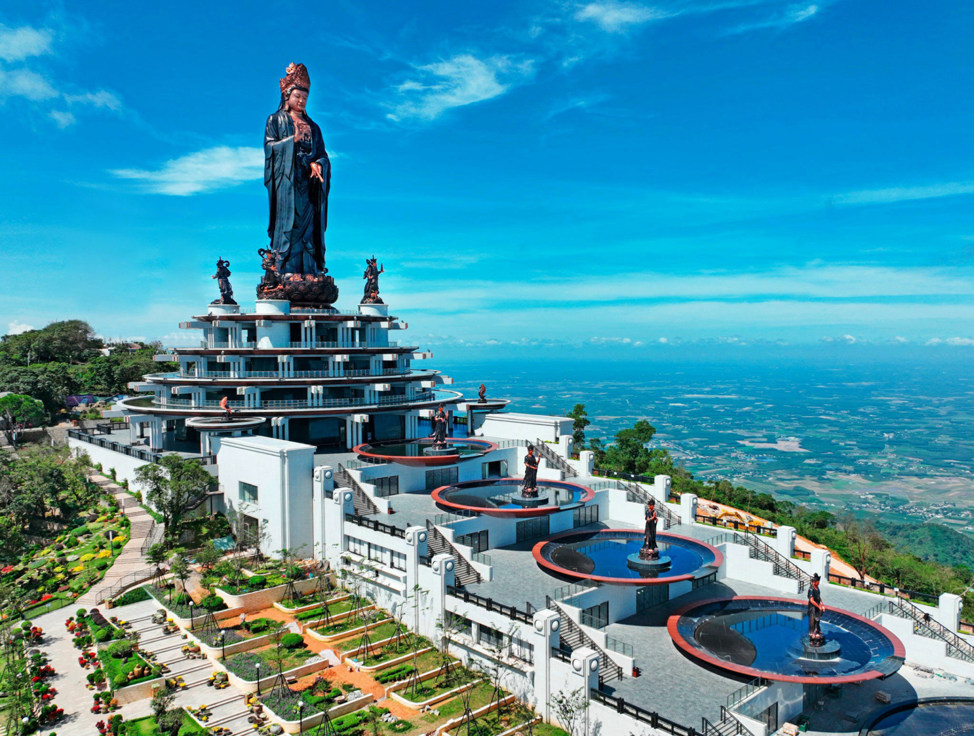 Núi Bà Đen được coi là điểm hành hương linh thiêng tại Nam Bộ